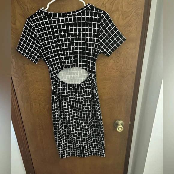 Blk/Wht Dress - Picture 2 of 2